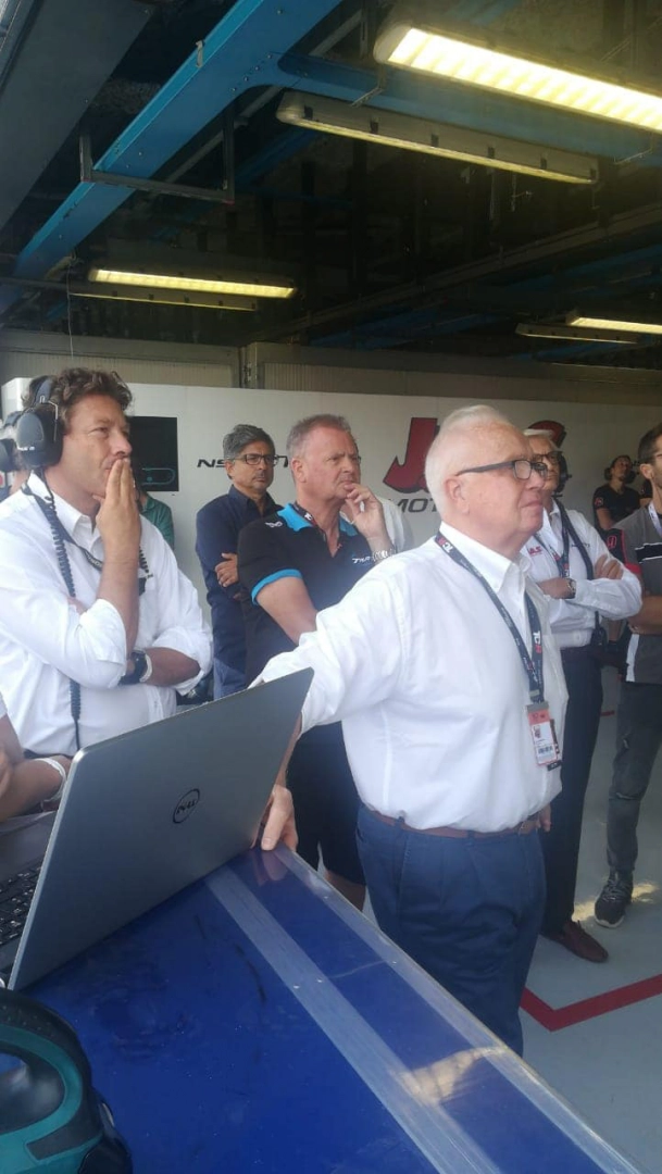 Garage & Team - Photo 1